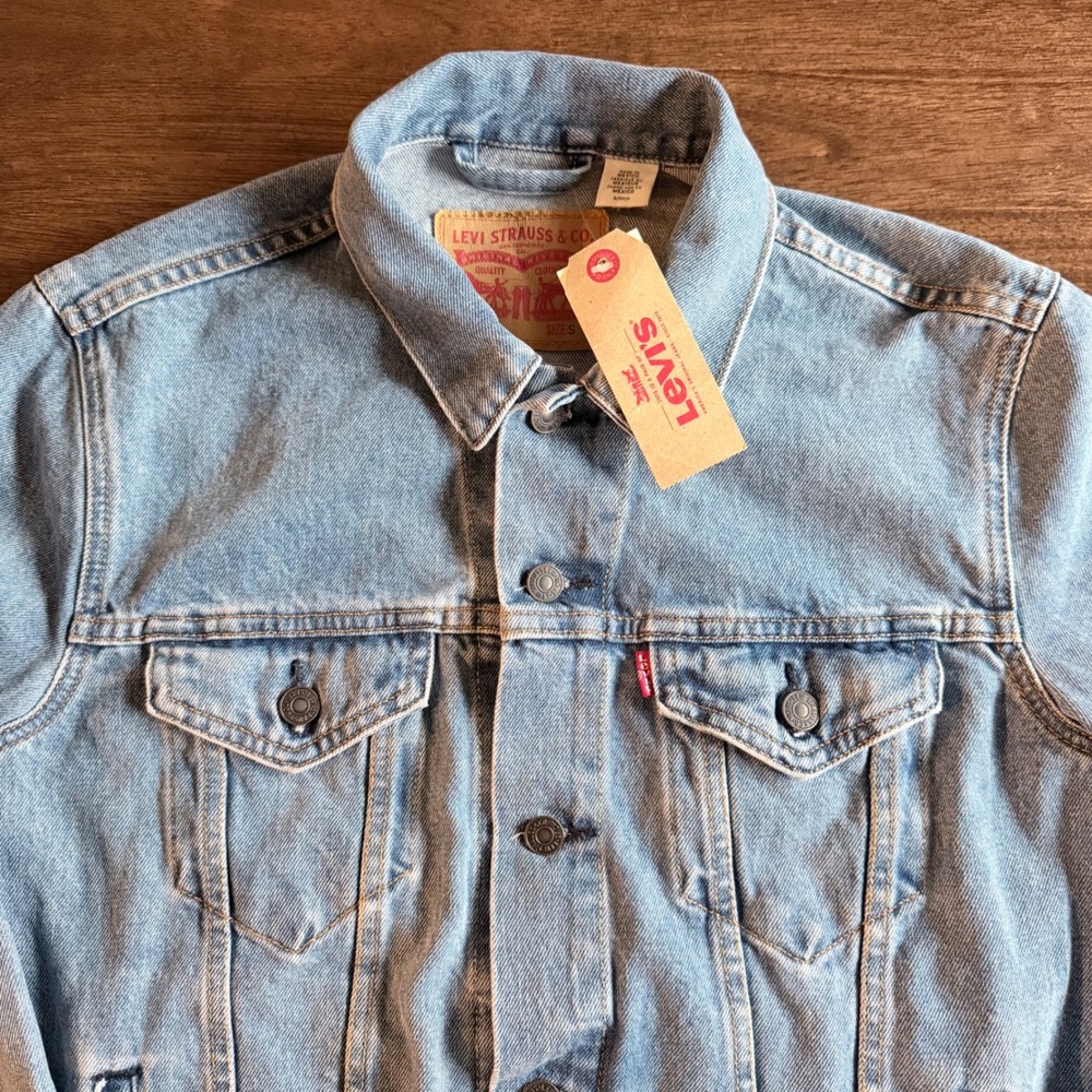 Levis Trucker Jacket Light Wash Denim Button Front Jean Jacket Womens Small NEW - Picture 2 of 10